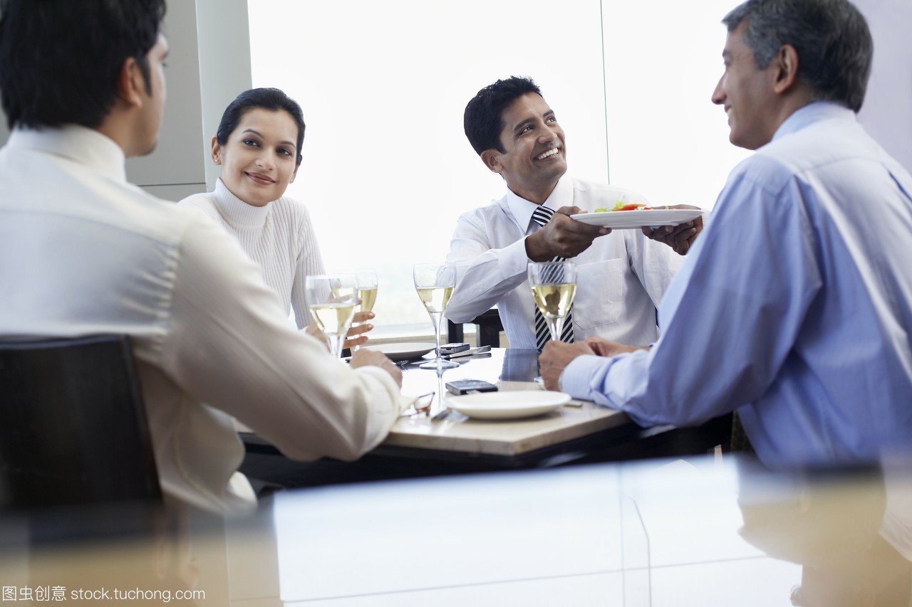 商務會議中的餐飲服務 禮儀與效率的雙重考量